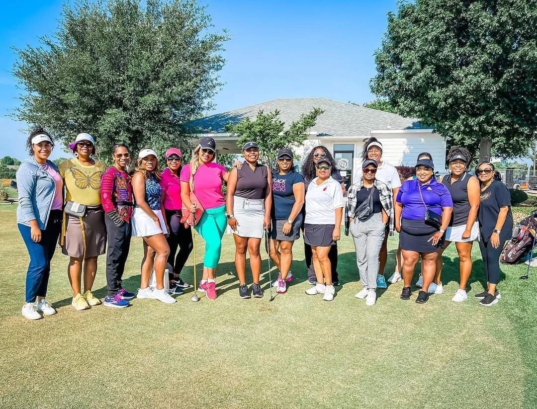 Women golfers team photo on course